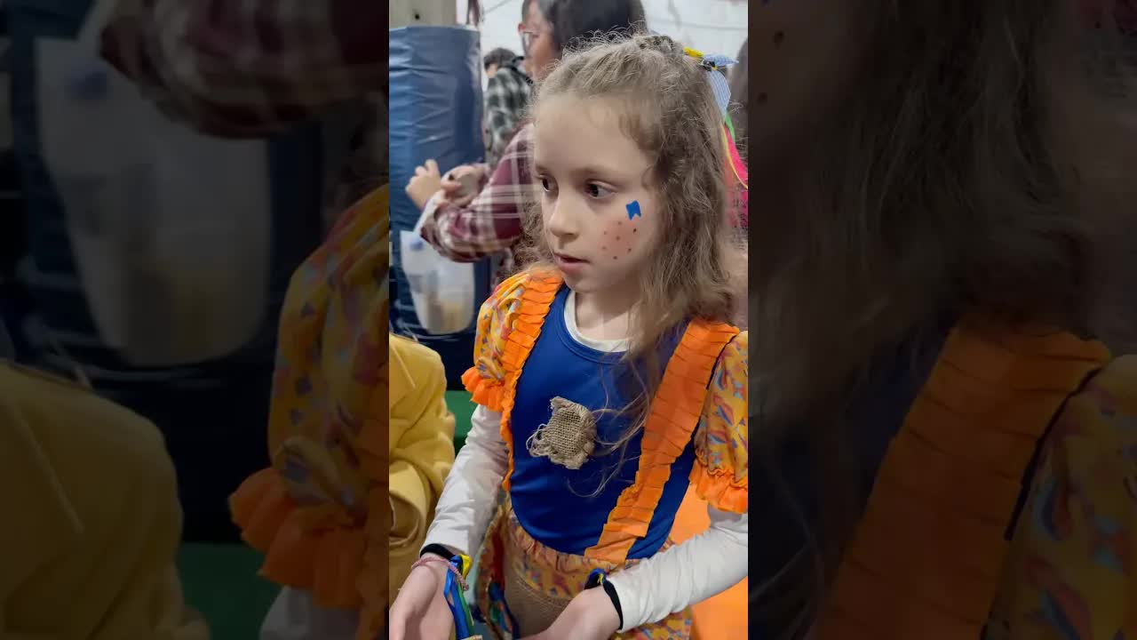 A professora ajuda Clarinha na pescaria