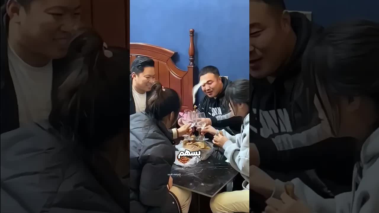 الأب يخبّي أصحابه قبل ما ترجع مرته