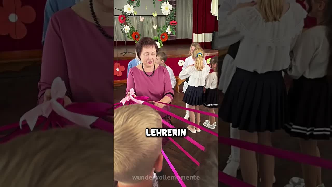 Lehrerin verabschiedet sich mit Armband von Schülern