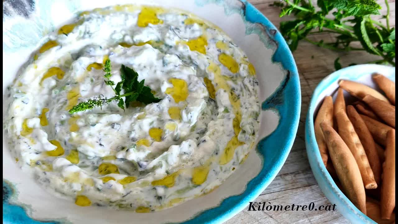 Preparació de la tradicional salsa grega tzatziki