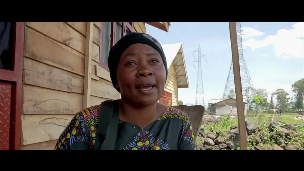 Panjo Afrika Vendas Fiŝetojn por Sia Familio