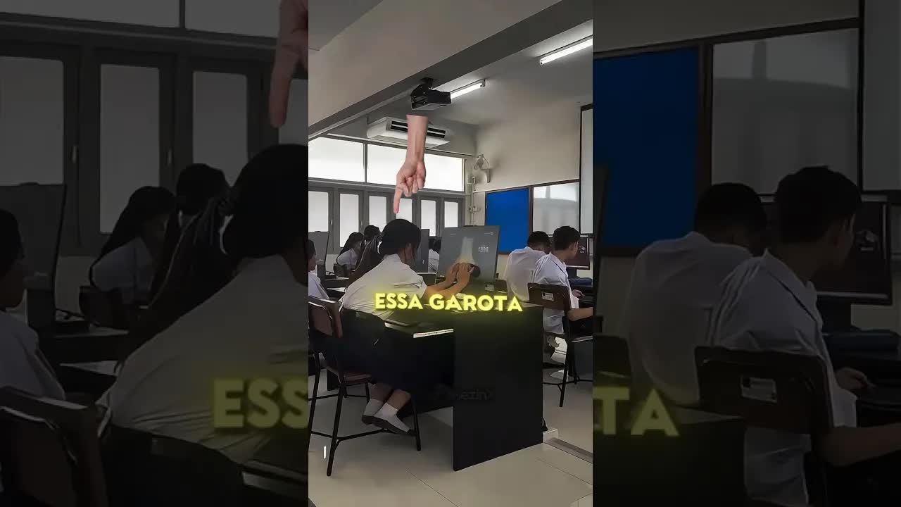 Garota Toca Piano no Jogo e Surpreende Amigas