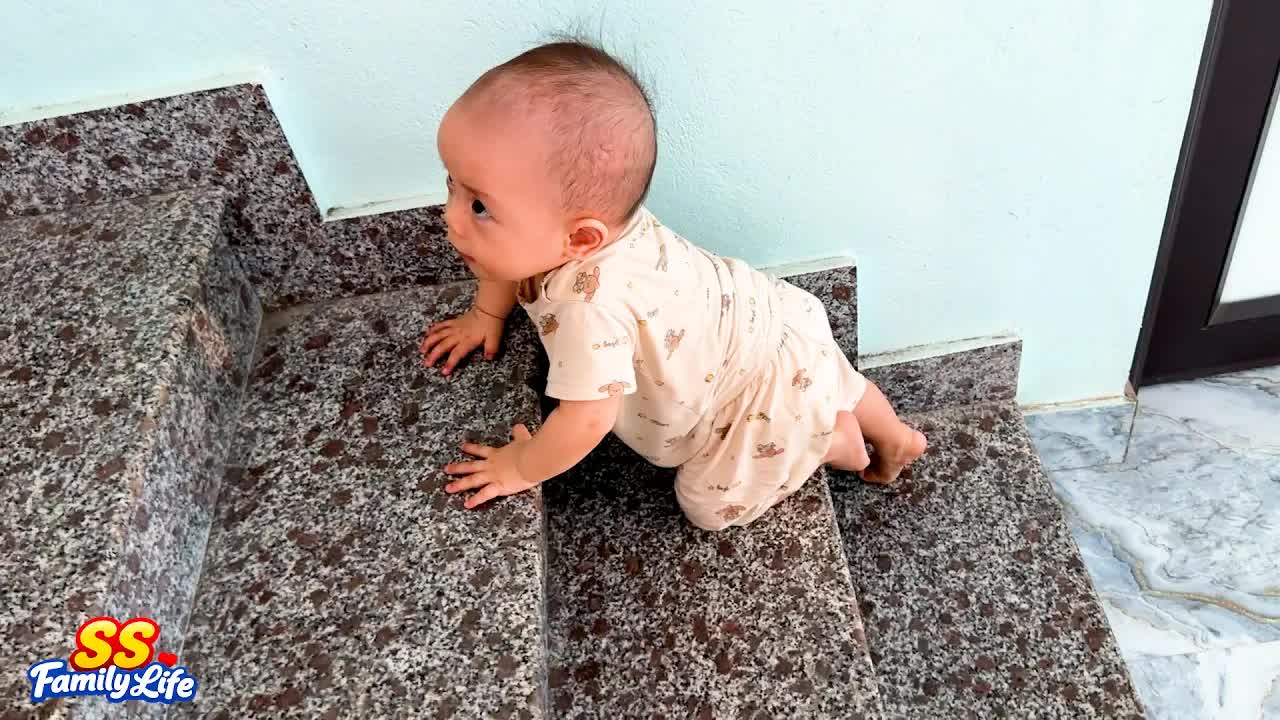 Baby Kim tự leo cầu thang một mình