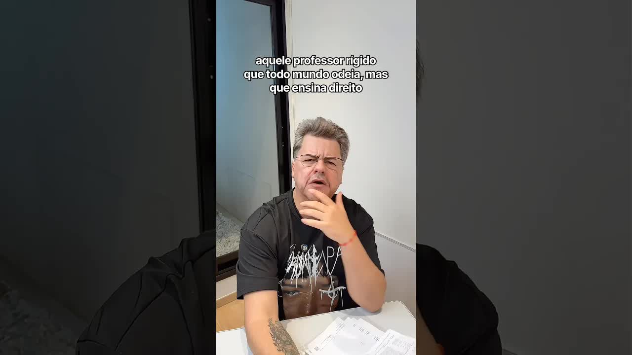 Aluno burro e professor bravo na sala de aula