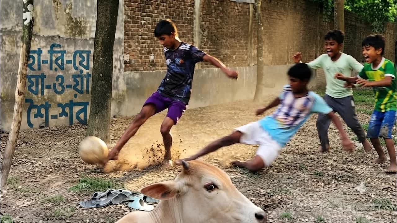 বৃষ্টির পর কাদামাখা মাঠে শৈশবের স্মৃতি
