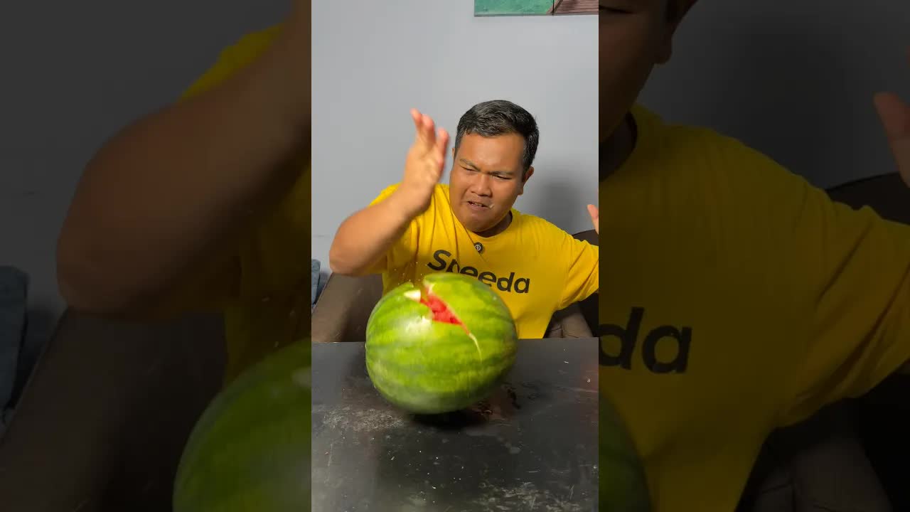 Mencuba Hancurkan Buah Dengan Tangan