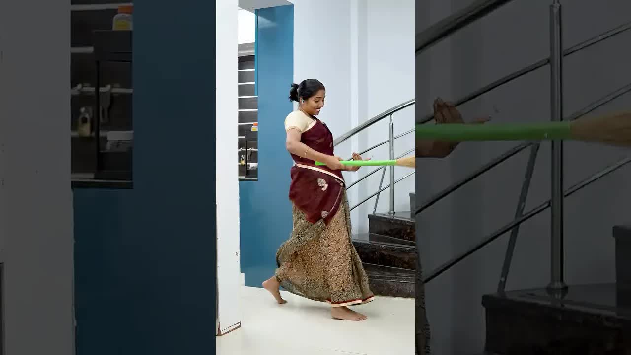కాంతమ్మ ఇయర్‌బడ్స్ తో పని చేస్తున్నారు