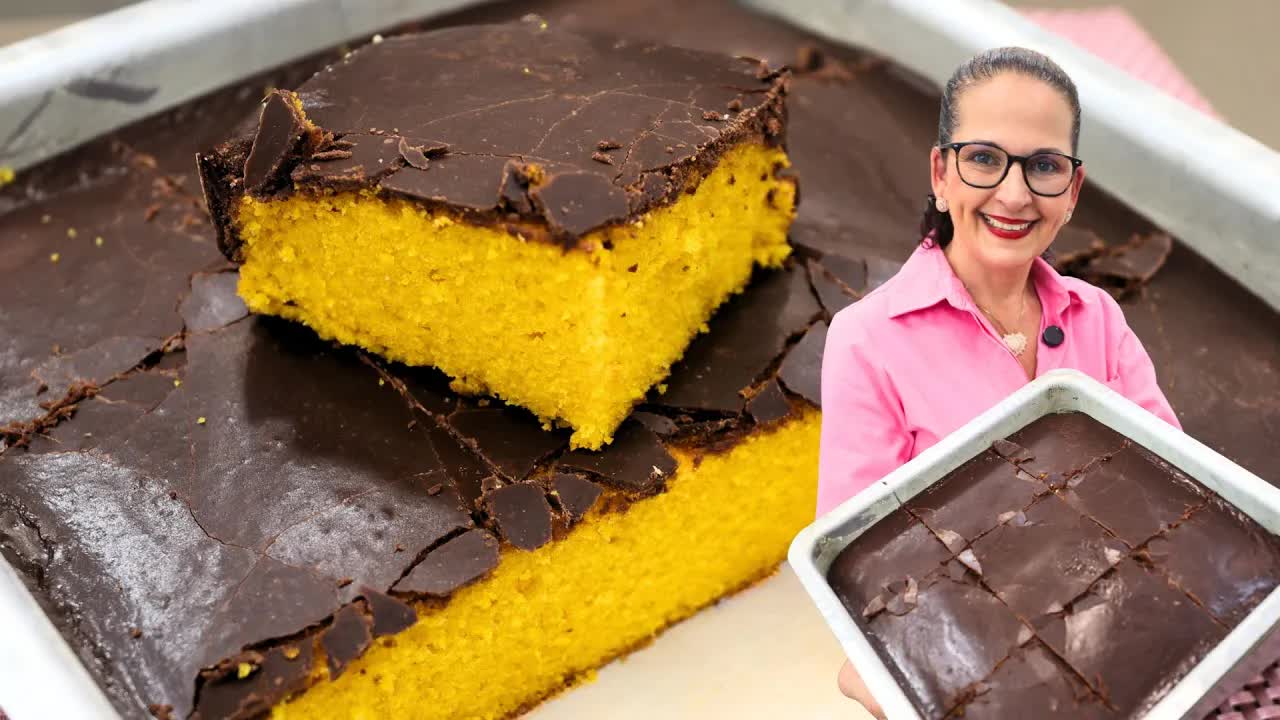 Bolo de cenoura com cobertura crocante de chocolate
