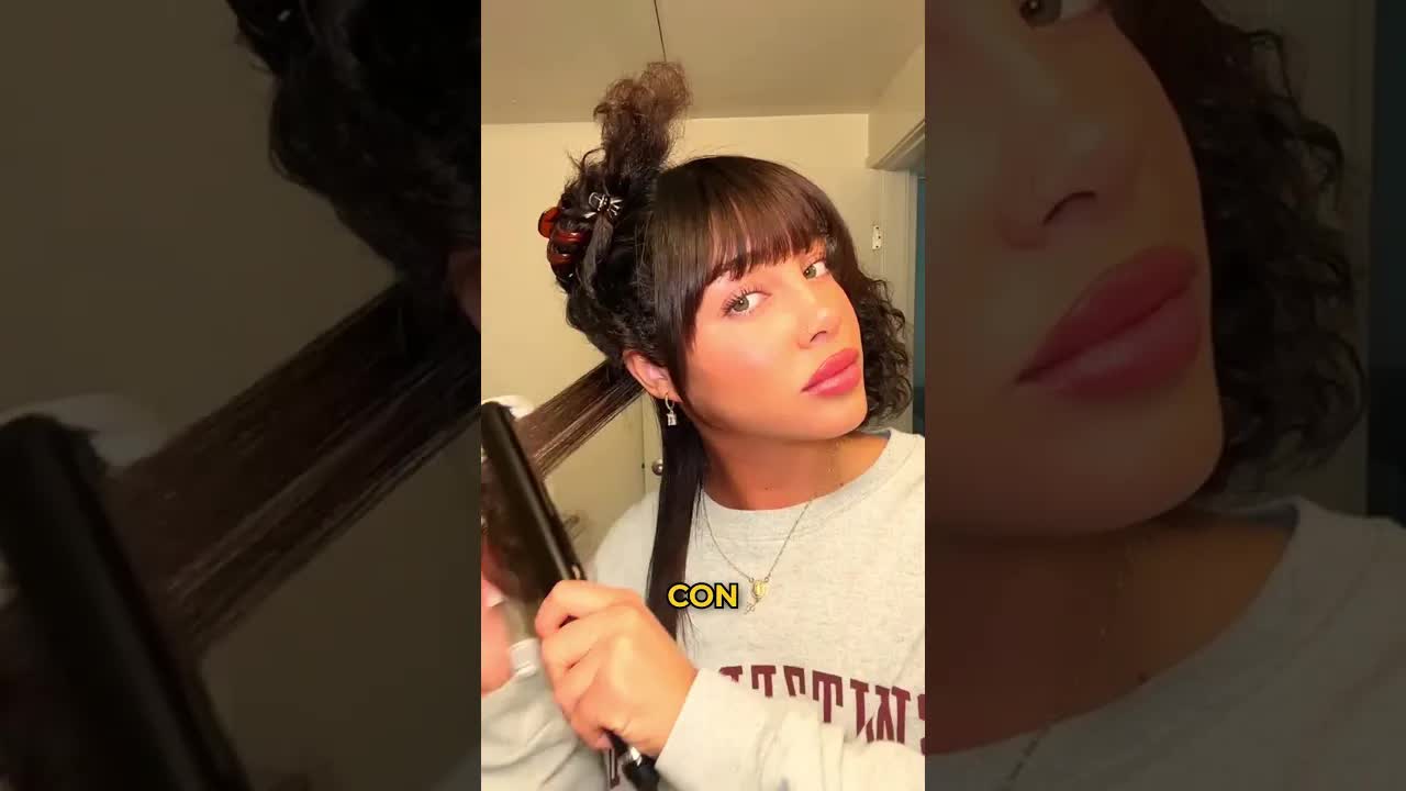 Una ragazza stiracchia i suoi capelli ricci