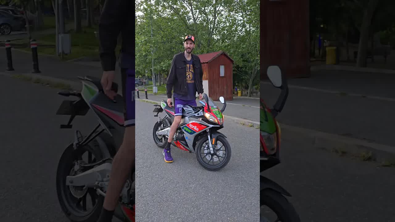 Cel mai înalt om din România pe motocicletă Aprilia RS