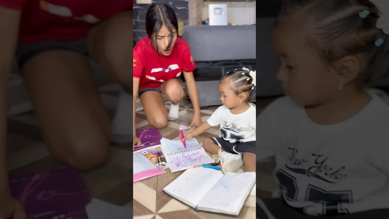 Zoe hace travesuras con el cuaderno