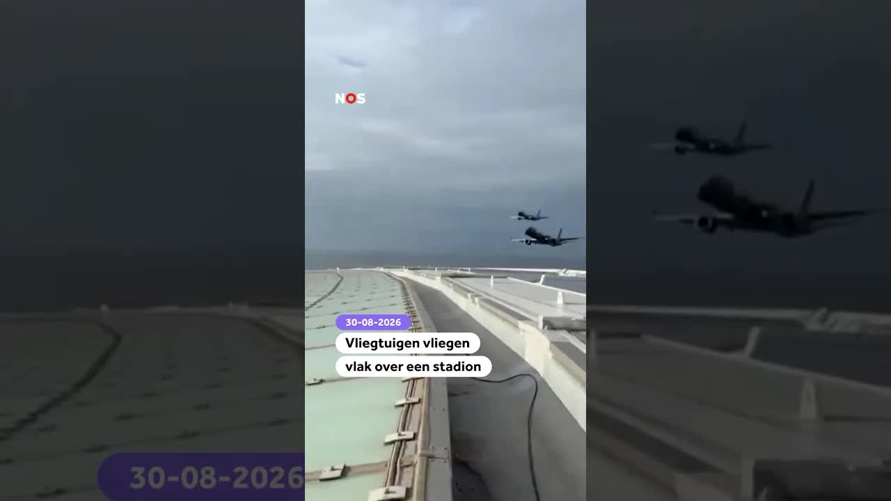 Vliegtuigen vliegen laag over stadion in Kaapstad