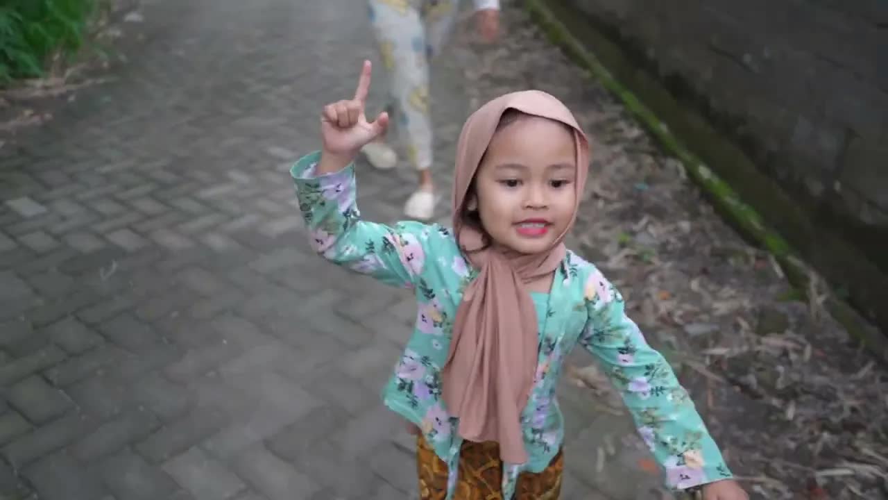 Jalan-jalan Sore Emak dan Kitty di Hutan