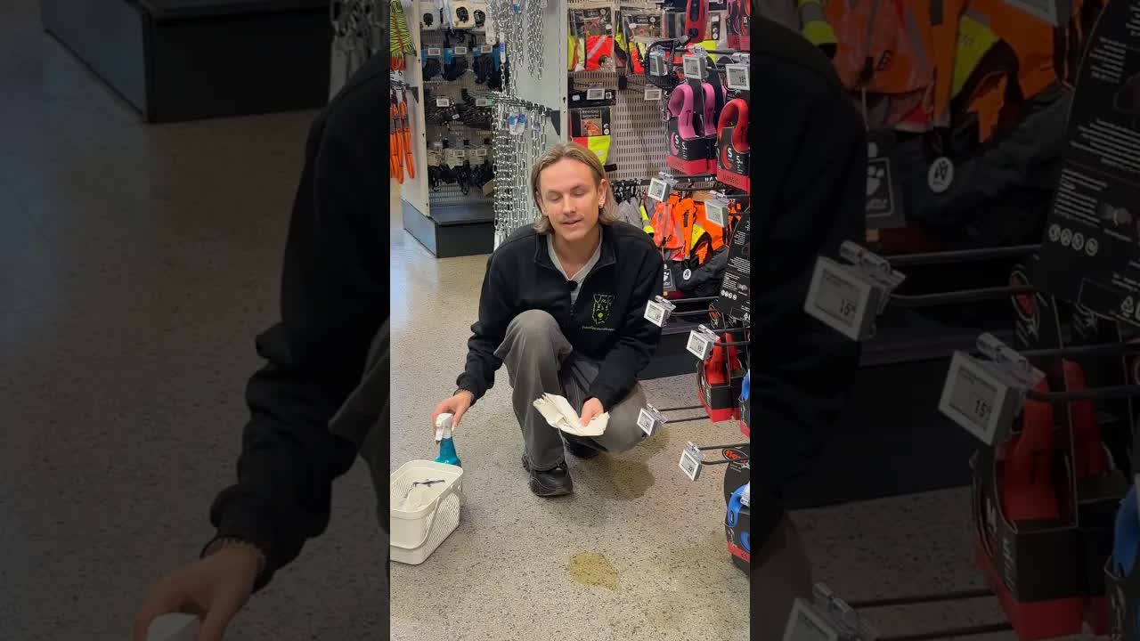 Päivä koiratarvikekaupan kassalla