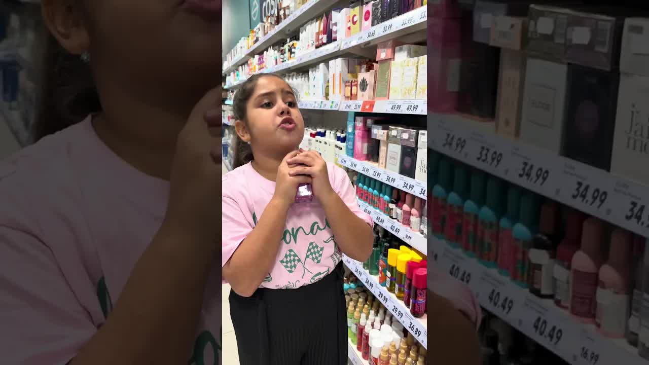 Băieții fură parfum de la magazin
