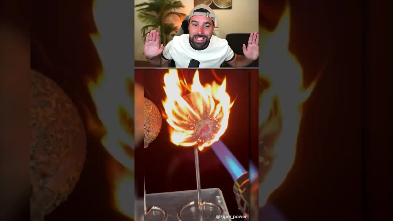 Un briquet sabre laser contre une balle de tennis
