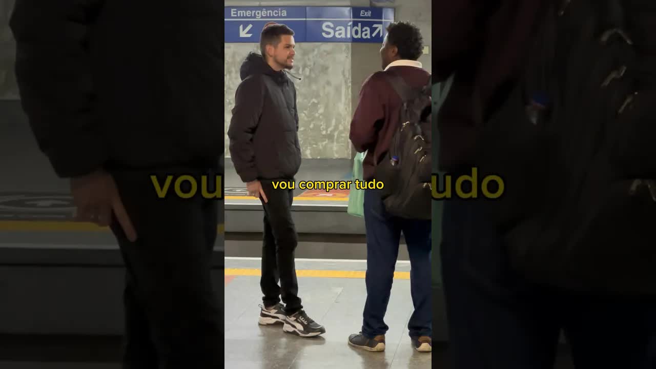 Comprando paçoca e ajudando um vendedor ambulante