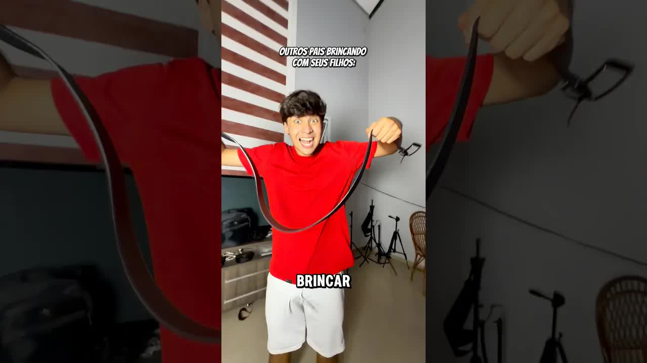 Pai brincando de balançar com o filho