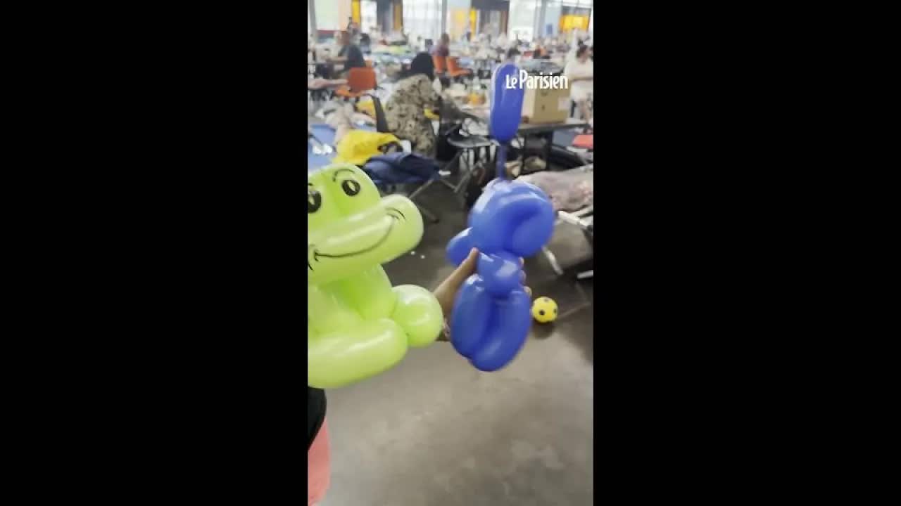 Il sculpte des ballons pour les enfants sinistrés