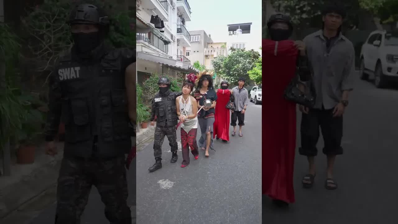 Thương lượng giá quần áo Thái ở chợ