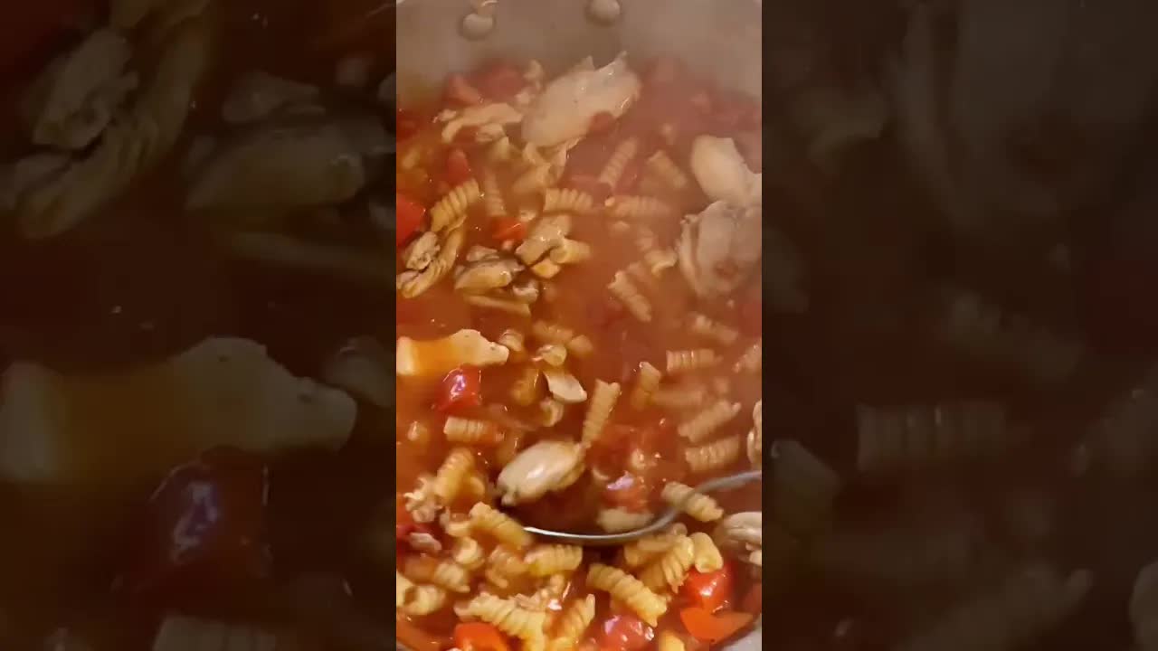 Γρήγορα ζυμαρικά με κοτόπουλο σε ένα σκεύος
