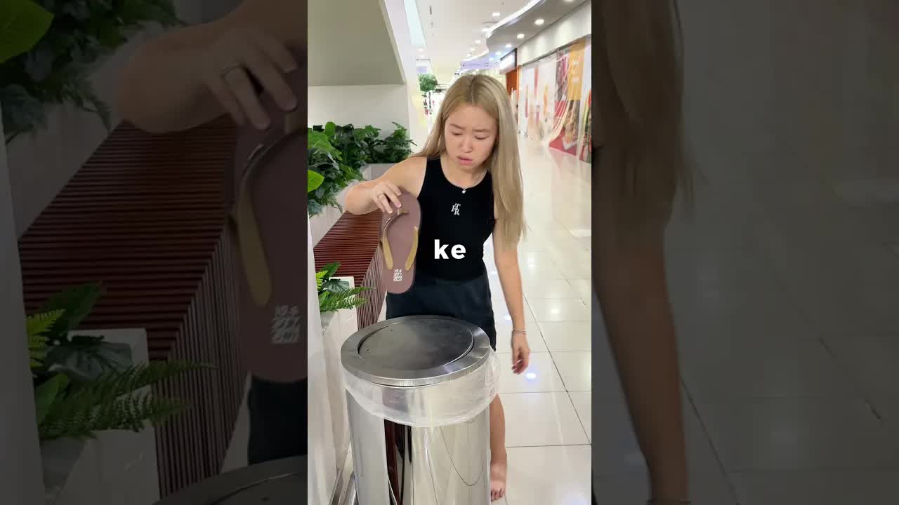 Ibu dan Mary Membeli Sandal Baru