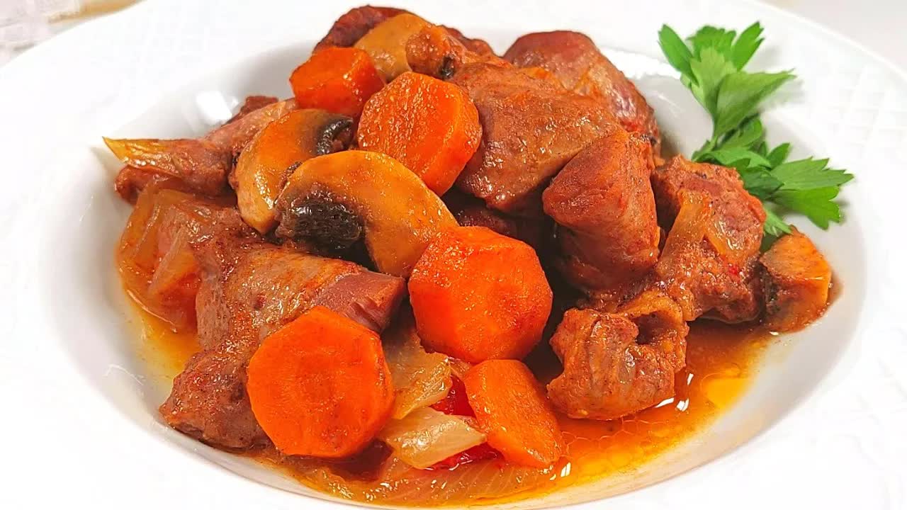 Вкусно свинско месо със зеленчуци на фурна