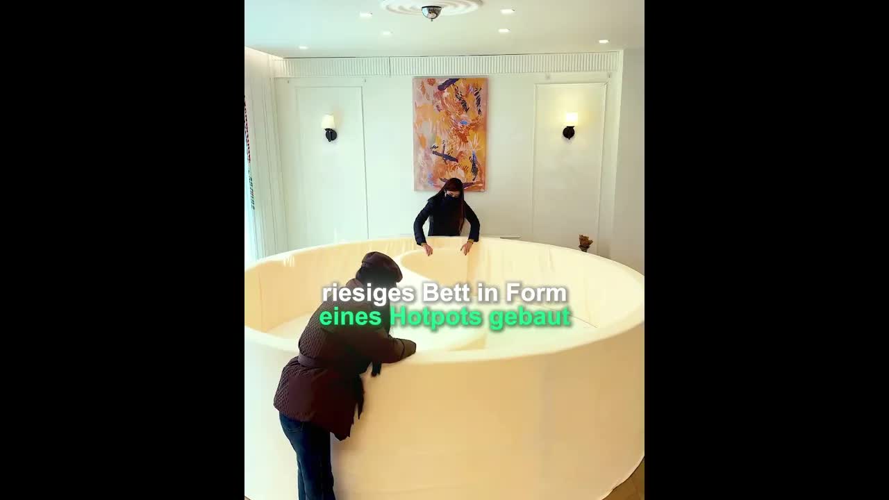 Zwei Mädchen bauen gemeinsames Hotpot-Bett