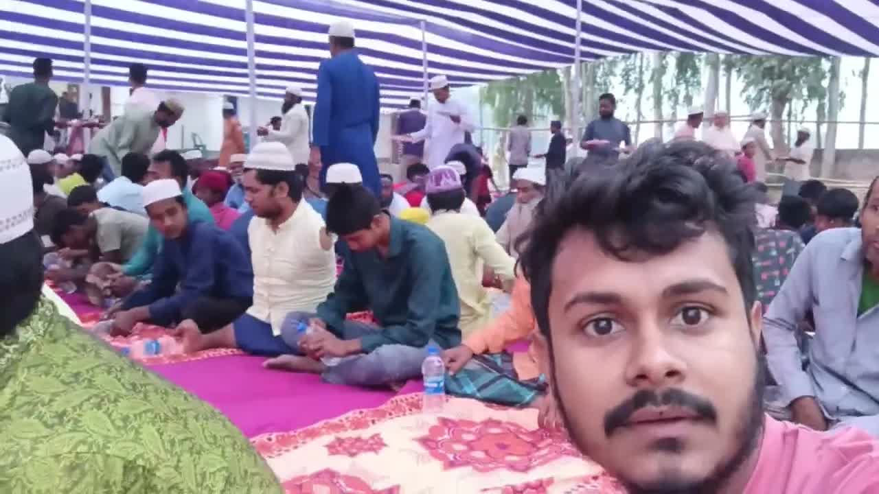 রমজানে কবরস্থানে ইফতার উদযাপন