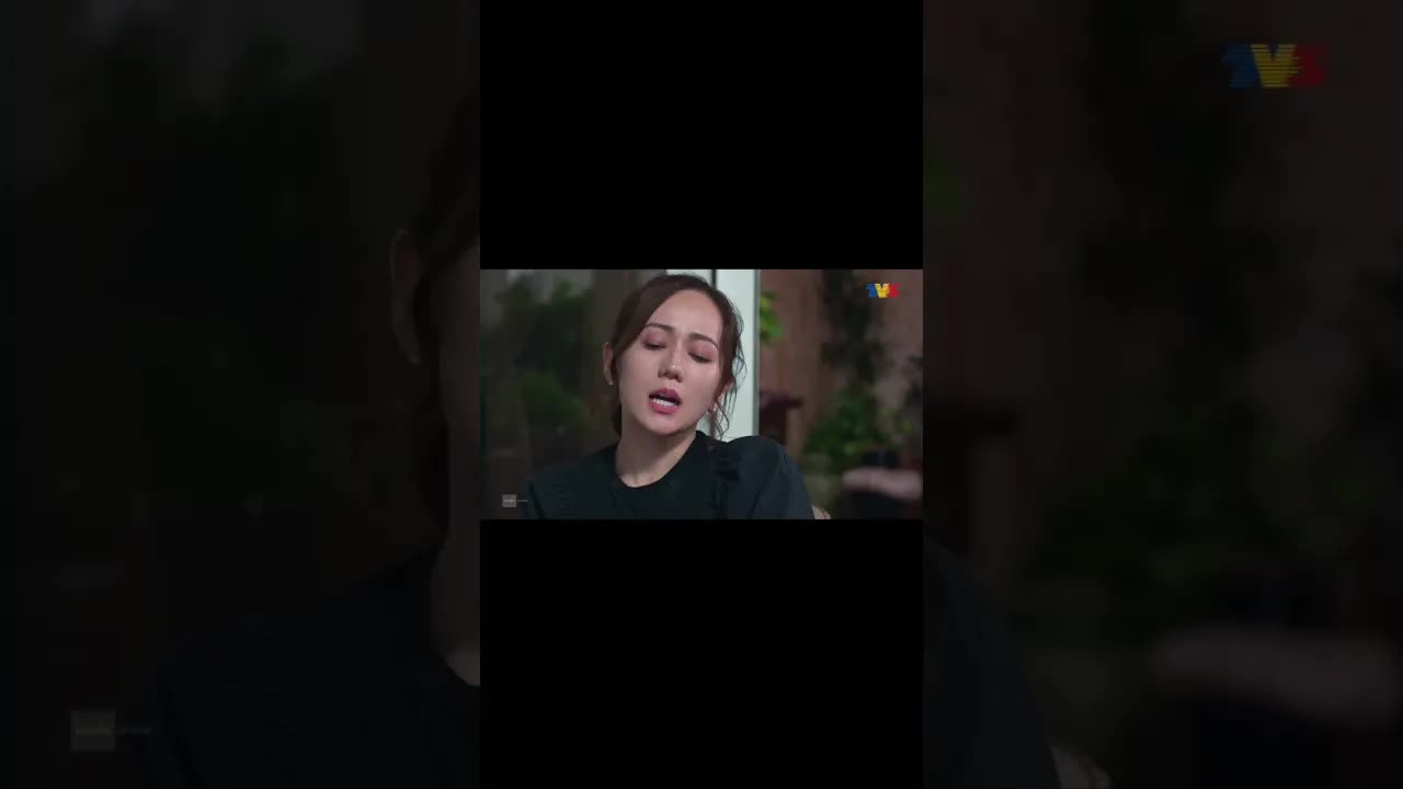 Inspektor Omar cuba panggil dia sebab saya nak tanya dia kenapa lepas saya kat kenapa lepas saya masuk rumah ni kes tu macam mati macam tu je. Lepas tu yang peliknya kan bukan kes tu dengan polis ni yang mati macam tu je. Penjahat dia pun lenyap mati. Itulah I pun fikir benda yang sama juga. Nanti I tanya dia. Panggil dia. Saya nak tanya dia sendiri. You tinggi suara dengan I ni.