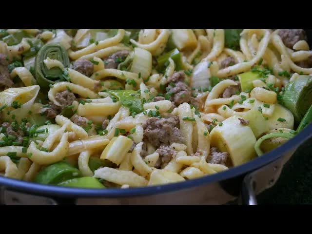 Schnelle Spätzlepfanne mit Hackfleisch und Lauch