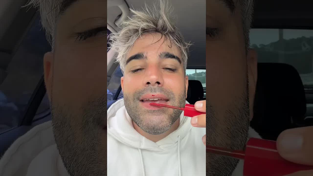 Me pone pintalabios y me devuelve el anillo
