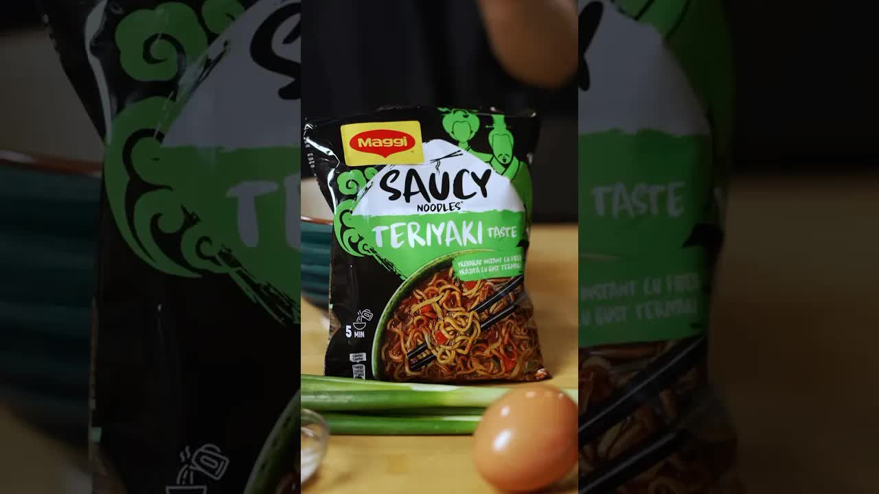 Терияки нудли с пържено пиле и мариновано яйце