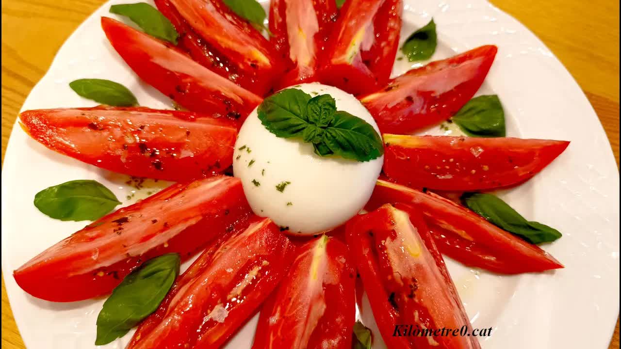 Com preparar una amanida de tomàquet amb burrata