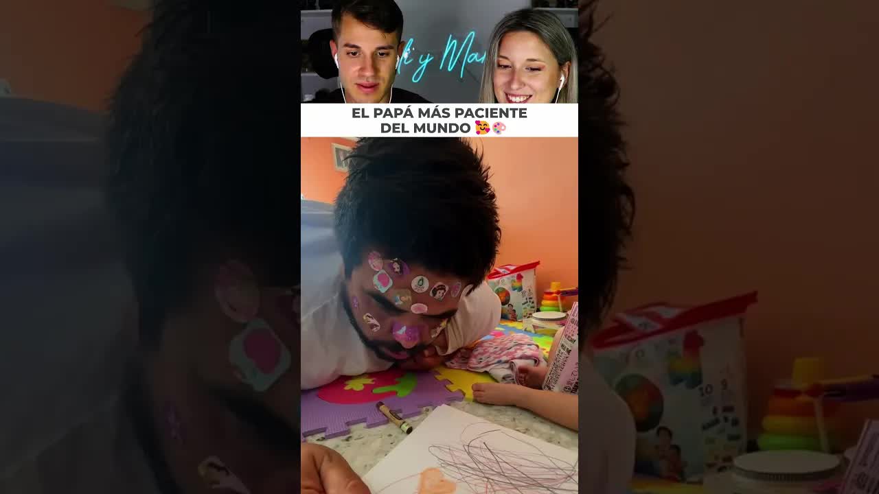 Papá cansado juega con su bebé