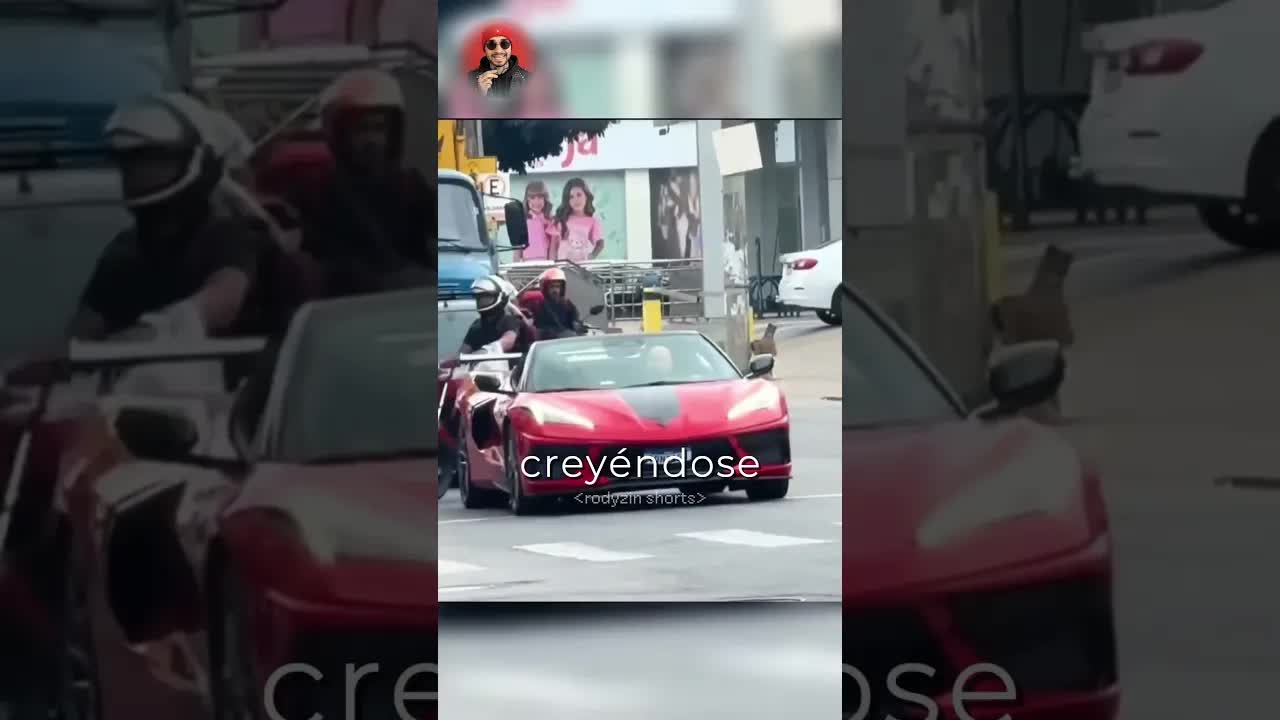 Peatón roba atención al conductor de Ferrari
