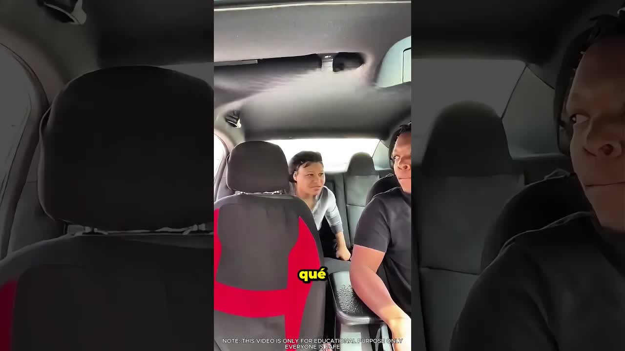 Ella acepta sentarse atrás por el padre de él