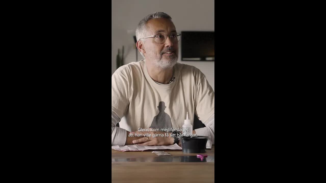 Glenn testar att färga håret själv