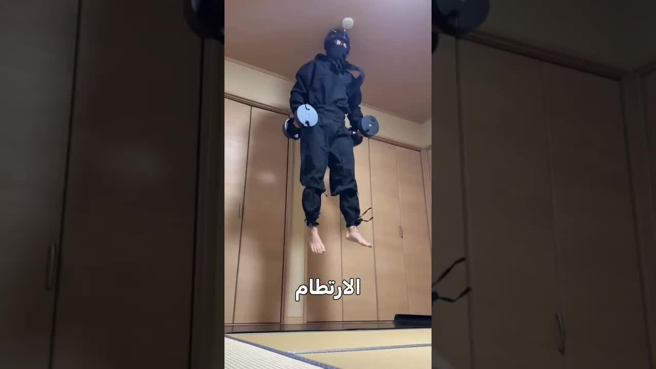 شاب بقفزات خارقة يهزم الجاذبية