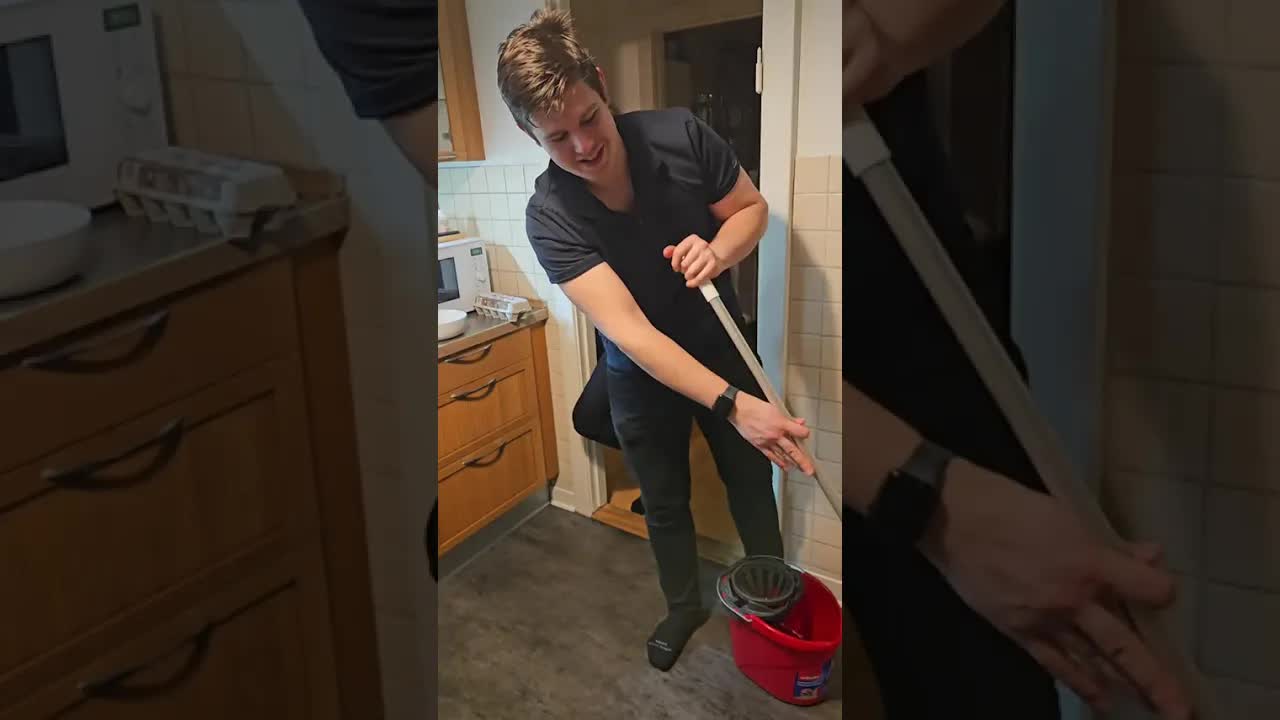 Kalács készítés közben viccelődve