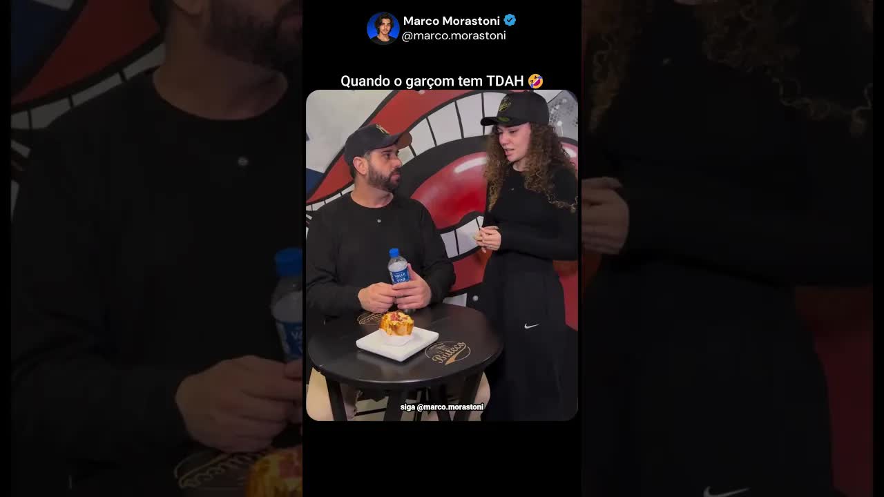Garçom com TDAH serve o cliente