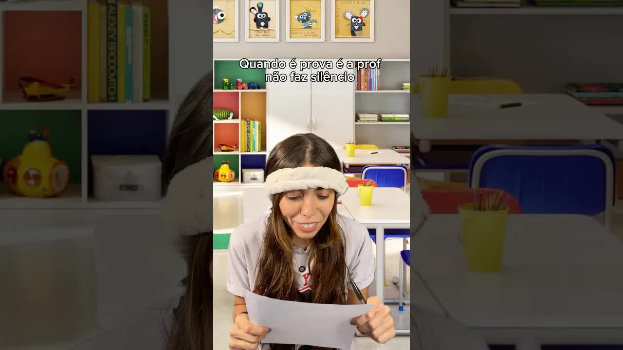 Professora confusa com aluno e bebê
