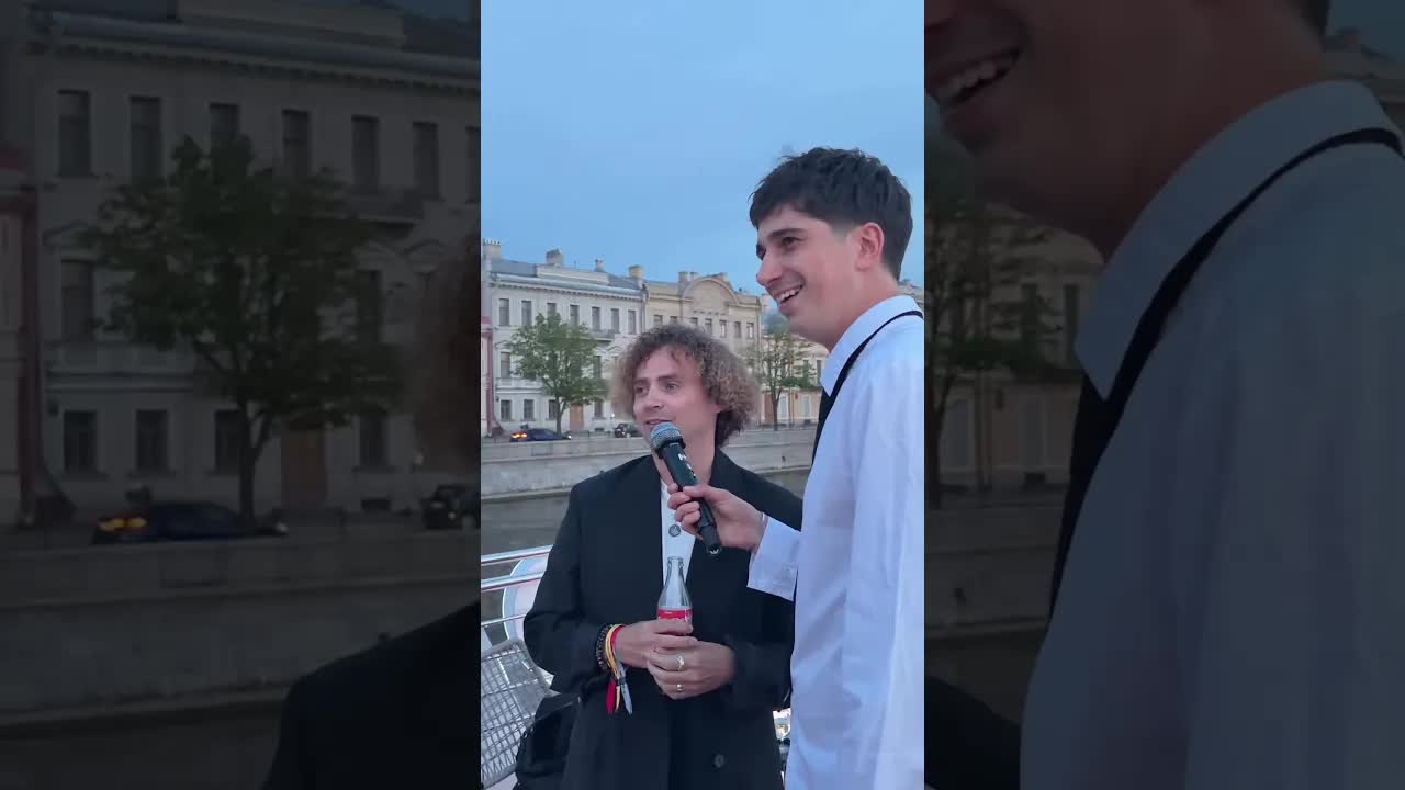 Шутливый корпоратив на лодке с предпринимателями