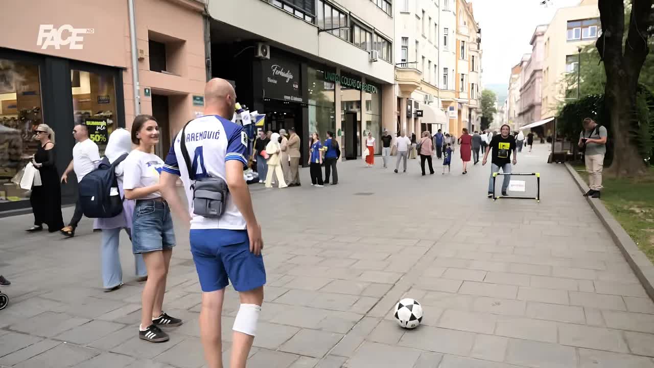 Navijači igraju lutriju na utakmici