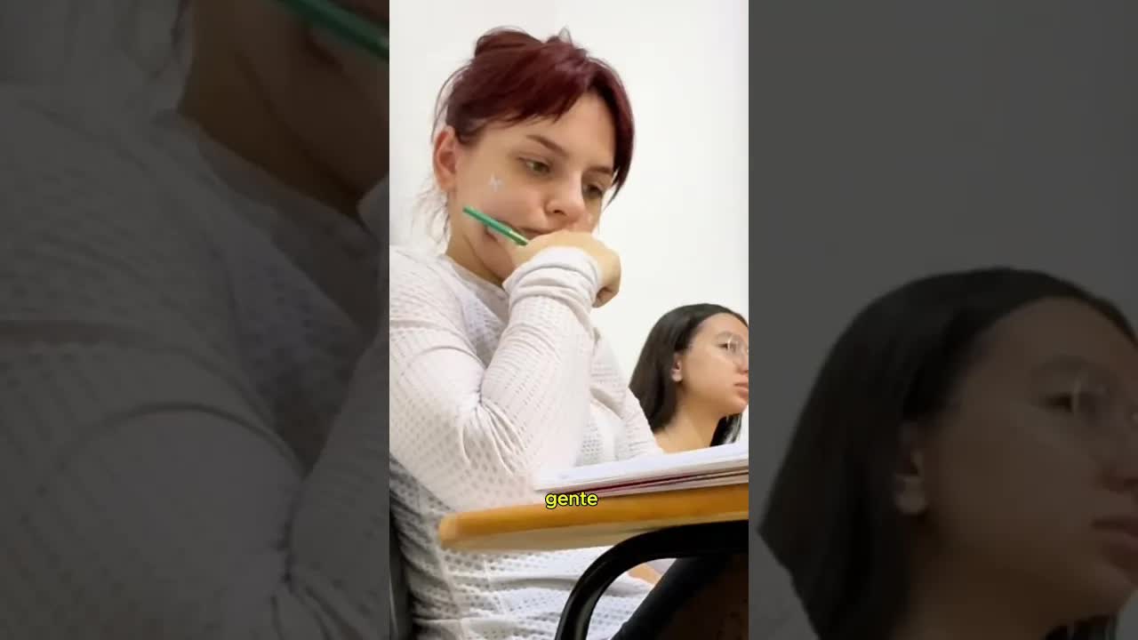 Um dia de aulas de teatro na faculdade