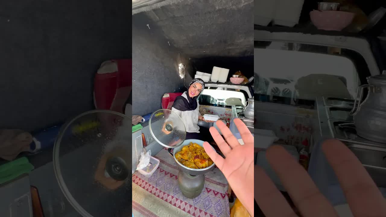 مطعم نسائي في سيارة على الطريق