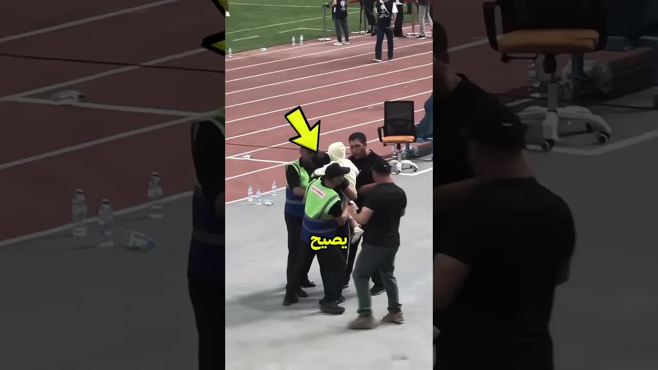 الأب يحقق حلم ابنه بلقائه مع اللاعب