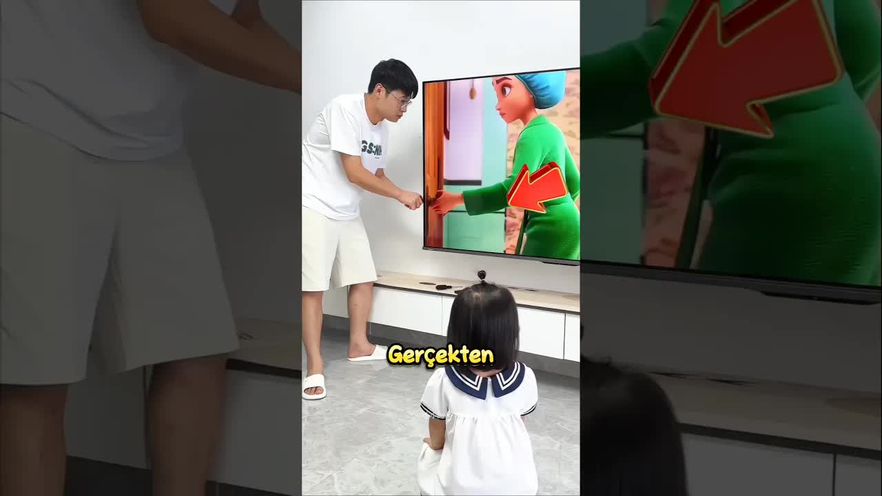 Televizyondan dolayı babasını sihirbaz sanan küçük kız