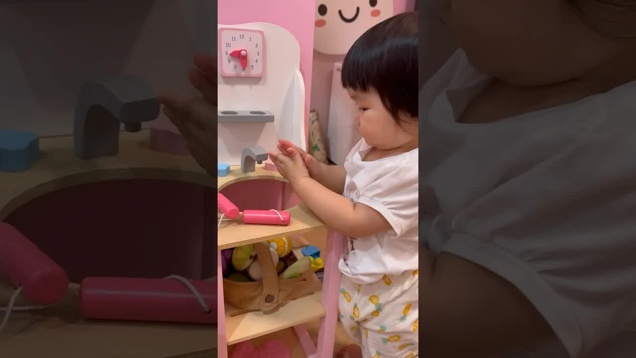 寶寶洗手準備煮飯的可愛日常