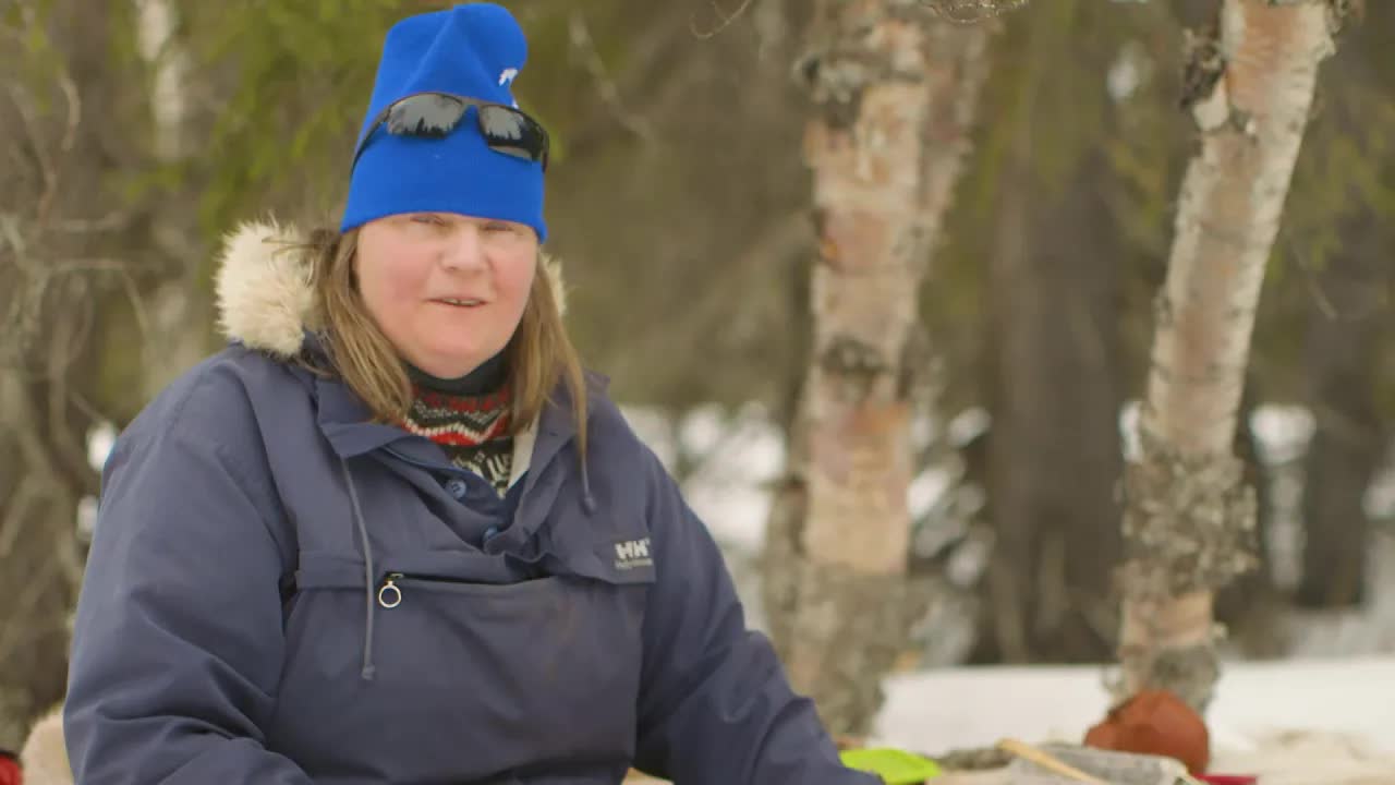 Laga kolbullar över öppen eld i fjällen